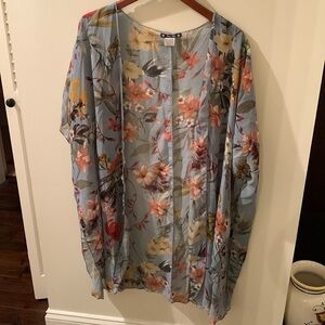 Lightweight topper in dusty blue floral EUC